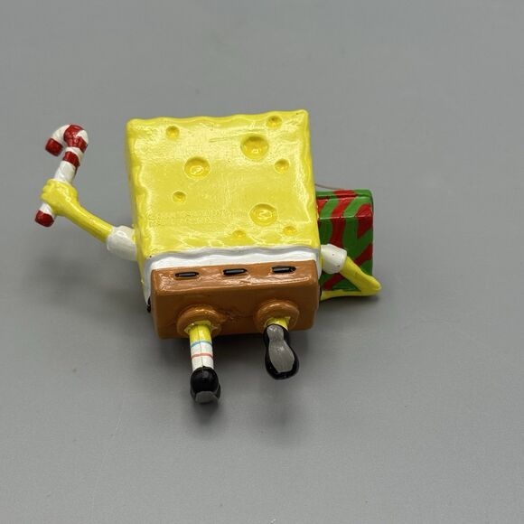 2002 SpongeBob Squarepants Christmas Ornament Viacom Holding Candy Cane and Gift - Picture 3 of 8